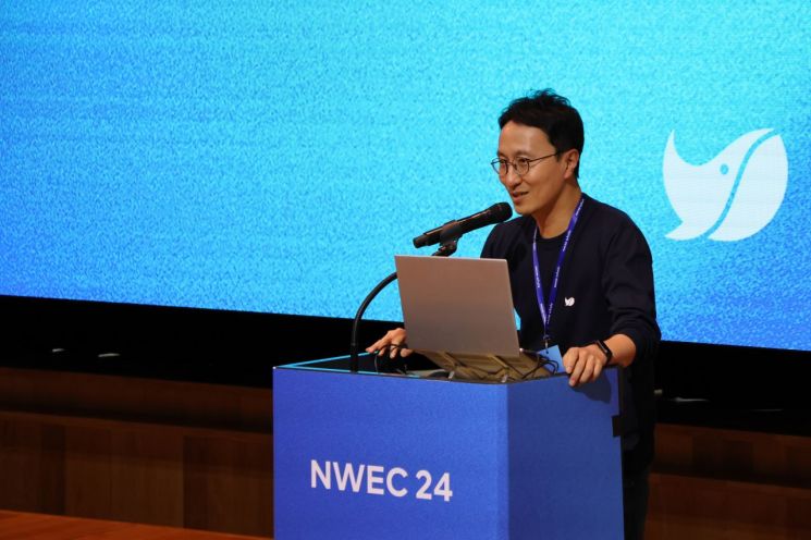 김효 네이버클라우드 이사가 지난 26일 열린 'NWEC(NAVER Whale Education Conference) 24'에서 인사말을 하고 있다. [사진제공=네이버]