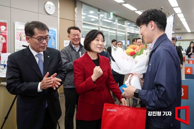 [포토] 중소기업재직자우대저축 첫 가입자 응원하는 오영주 장관