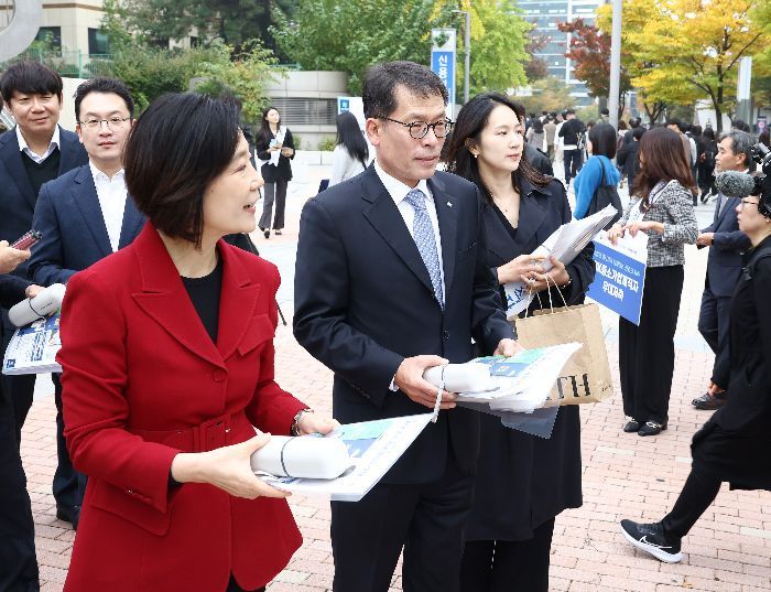 기업은행, 중기부와 '재직자우대저축' 첫 가입고객 축하행사