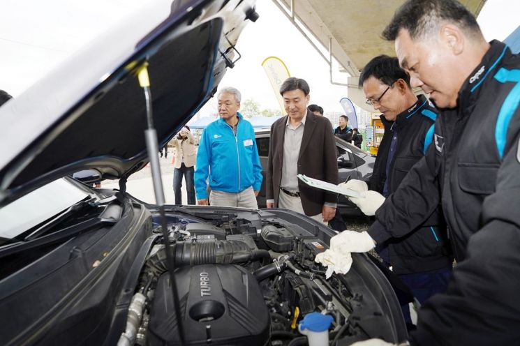 경기도자동차전문정비사업조합 광주시지회는 지난 27일 광주시민체육관 내 임시주차장에서 광주시 장애인, 사회적 배려 차량의 안전을 위한 2024년 동절기 대비 자동차 무상 안전 점검하고 있다. ＜사진=경기 광주시＞