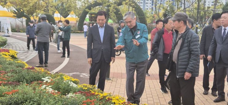 조명래 부시장이 박완수 경남지사와 함께 마산가고파국화축제장을 방문했다.