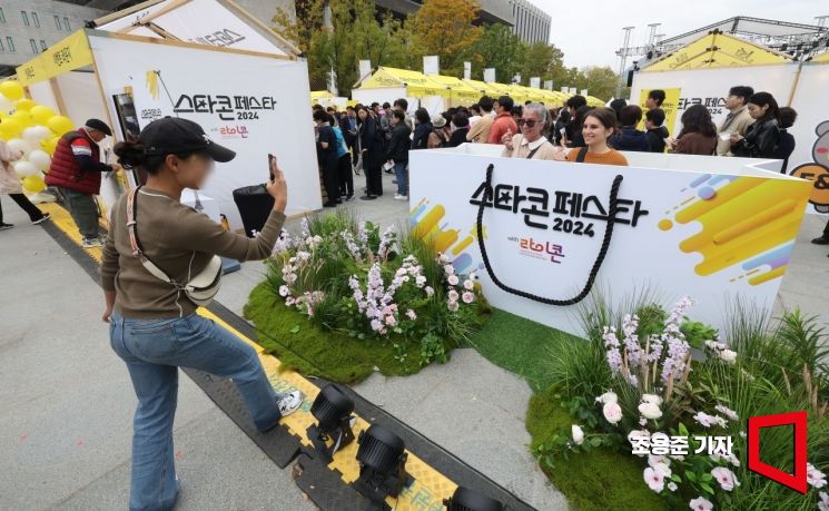 [포토] 대형 쇼핑봉투 모형에서 남기는 기념사진