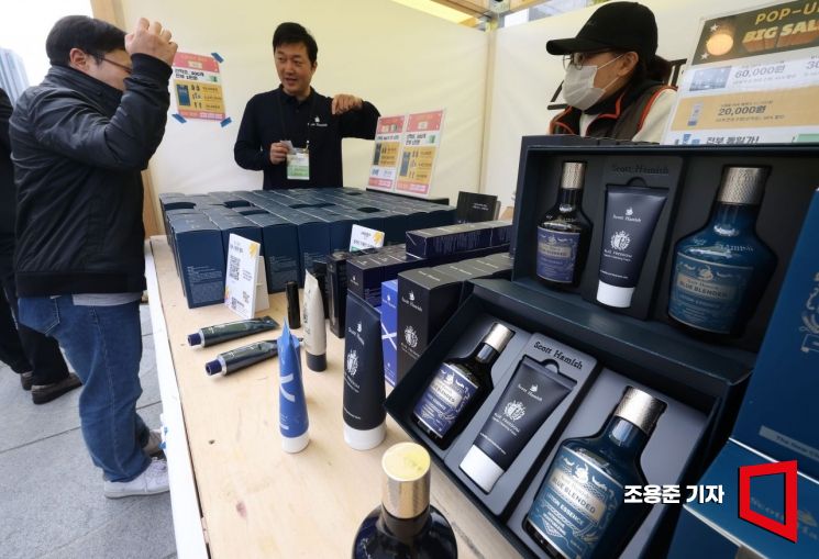 [포토] 술병 닮은 스킨 로션 제품