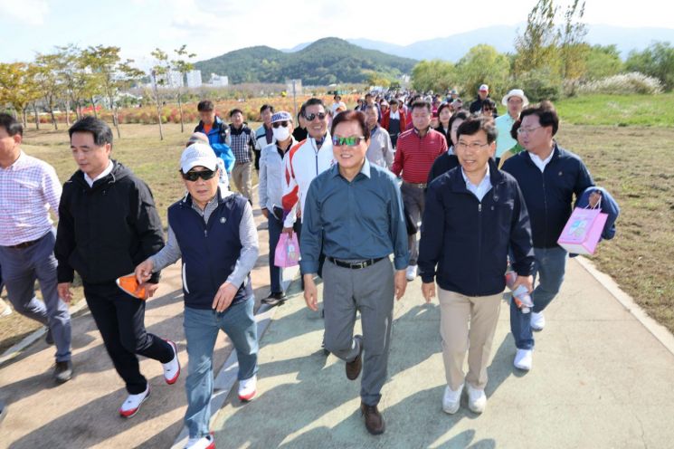 낙동강 물결따라 건강걷기대회 모습.