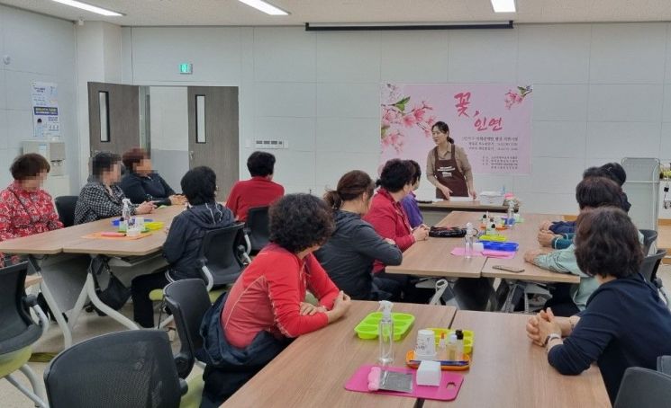 기장군 철마면이 사회적 고립가구 사회관계망 형성 지원 사업인 ‘꽃, 인연’을 진행하고 있다.
