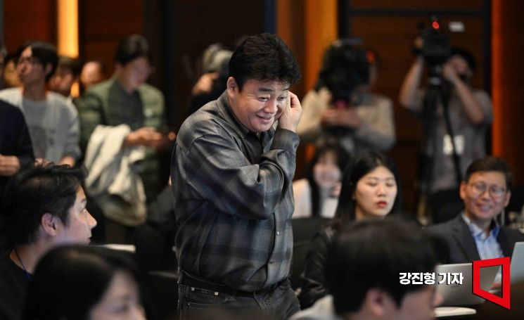 더본코리아 백종원 대표이사가 2024년 10월 28일 서울 영등포구 콘래드호텔에서 열린 더본코리아 기업설명회(IPO)에 참석하고 있다.