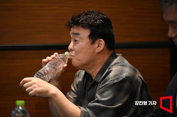 더본코리아 백종원 대표이사가 거짓 해명 의혹에 휩싸였다.
