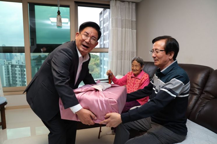 박강수 마포구청장, 100세 어르신 가정 방문 격려품 전달