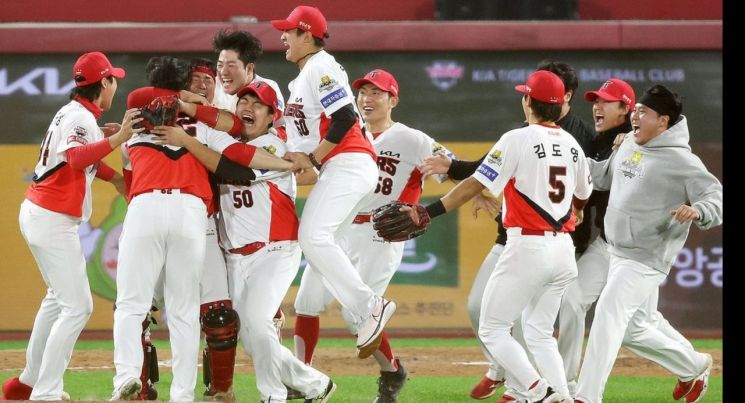 28일 광주 기아챔피언스필드에서 열린 2024 신한 SOL뱅크 KBO 포스트시즌 한국시리즈 5차전 경기에서 7년 만에 통합우승을 달성한 KIA 선수들이 기뻐하고 있다. [사진=연합뉴스]