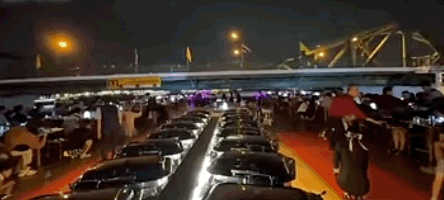 최근 폭우로 인해 큰 피해를 본 태국 방콕서 강물 수위 상승으로 인해 강을 오가는 유람선의 탑승객들이 다리 상판에 머리를 부딪힐 뻔한 일이 알려져 논란이 일고 있다. [사진출처=KBS 뉴스]