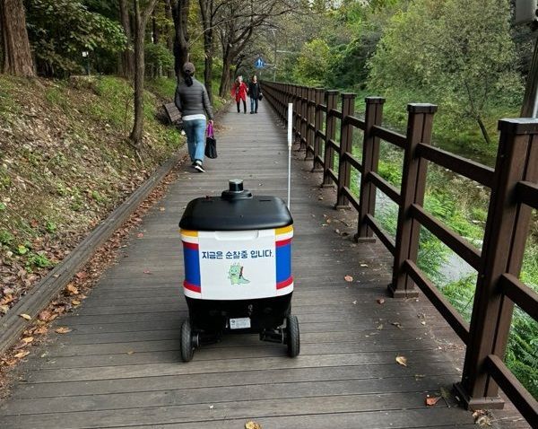 적외선센서와 열화상카메라를 갖춘 자율주행 로봇이 용인 풍덕천2동의 산책로를 순찰하고 있다. [사진제공=용인시]