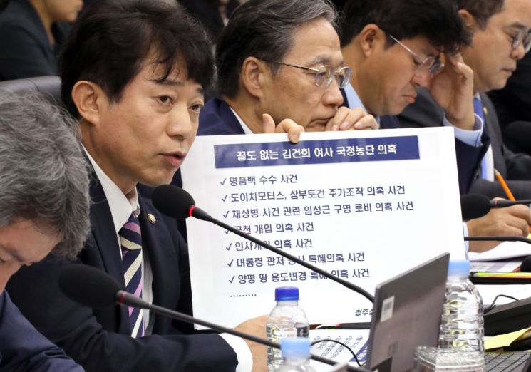 이강일 더불어민주당 의원이 국회 정무위원회 국정감사에서 발언하는 모습 [이미지출처=연합뉴스]