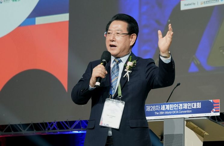 김영록 전라남도지사가 세계한인경제인대회 개회식에서 ‘전남 도정성과와 미래산업 비전’이란 주제로 초청강연을 하고 있다. [사진제공=전라남도]