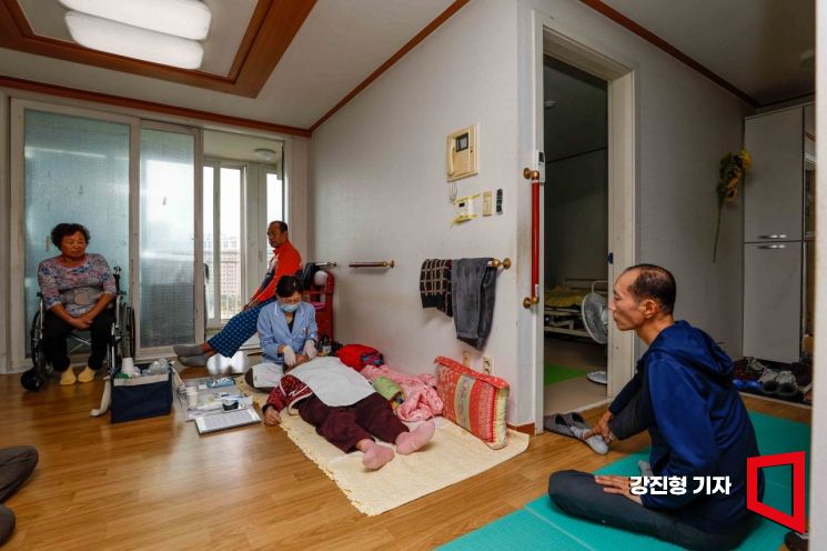 지난해 10월 30일 광주광역시 북구 한 아파트에서 배영임 할머니가 김은미 광주보건대학교 치위생학과 교수에게 방문 구강 건강 관리를 받고 있다. 강진형 기자
