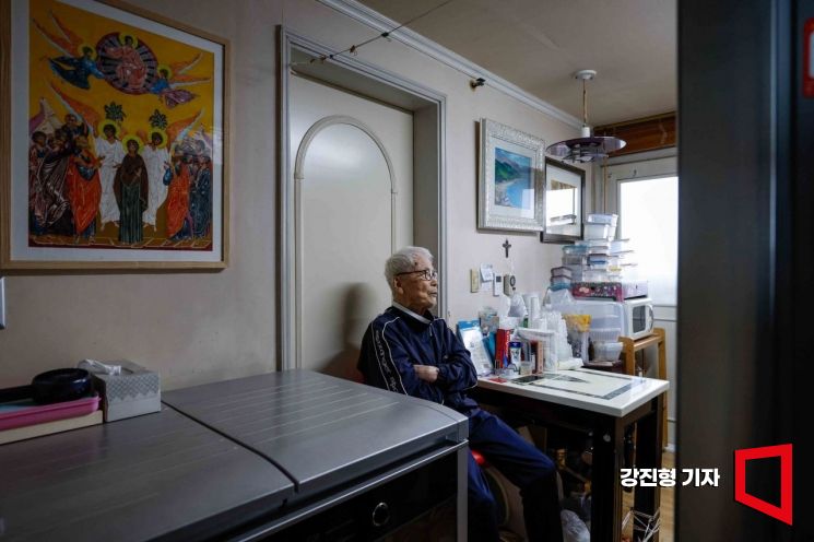 지난해 10월 29일 광주광역시 북구 한 아파트에서 안영일 할아버지가 장기요양 재택 의료 서비스를 받기 위해 의료진 방문을 기다리고 있다. 강진형 기자