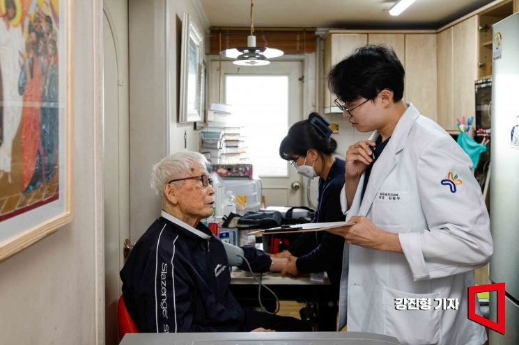 지난해 10월 29일 광주광역시 북구 한 아파트에서  안영일 할아버지가 의료진에게 장기요양 재택 의료 서비스를 받고 있다. 강진형 기자