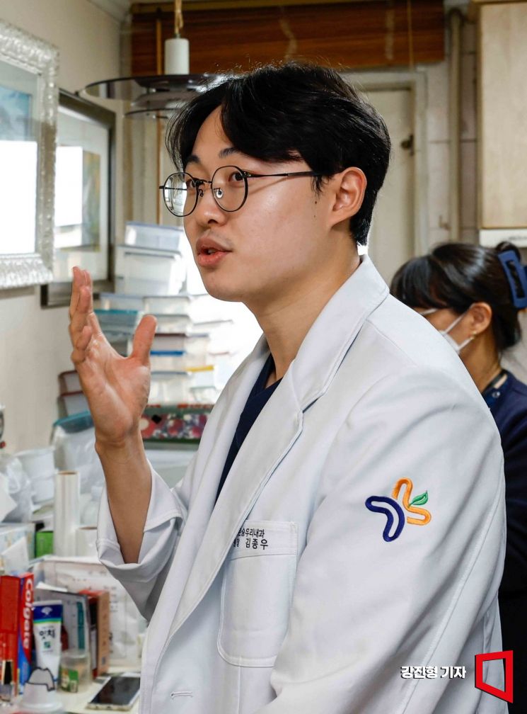 김종우 맑은숨우리내과 원장이 지난해 10월 29일 광주광역시 북구 한 아파트에서 안영일 할아버지의 방문진료를 마친 후 인터뷰 하고 있다. 강진형 기자