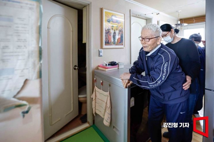 29일 광주광역시 북구 한 주공아파트에서 안영일(89)씨가 장기요양 재택 의료를 받은 뒤 요양보호사의 도움을 받아 침실로 이동하고 있다. 강진형 기자
