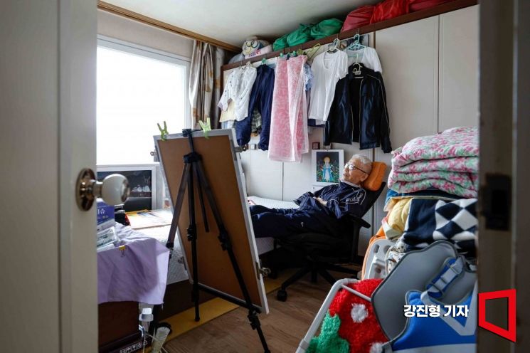 지난해 10월 29일 광주광역시 북구 한 주공아파트에서 거주하며 방문진료를 받고 있는 안영일 할아버지가 침실에서 생각에 잠겨 있다. 강진형 기자