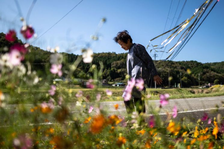 "사람 있던 자리에 마네킹 세워요"…주민 60명 日 시골마을 특단의 조치