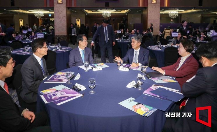 [포토] 의견 나누는 현상순 회장-한덕수 국무총리