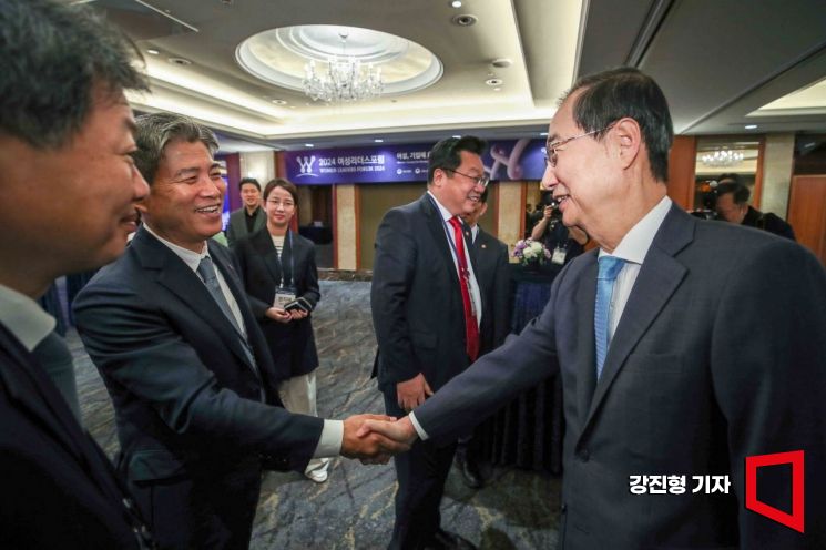 [포토] 악수하는 현상순 아시아경제 회장-한덕수 국무총리