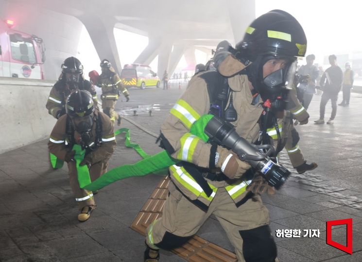 [포토] 2024 안전한국훈련, 화재현장 진입하는 소방대원들