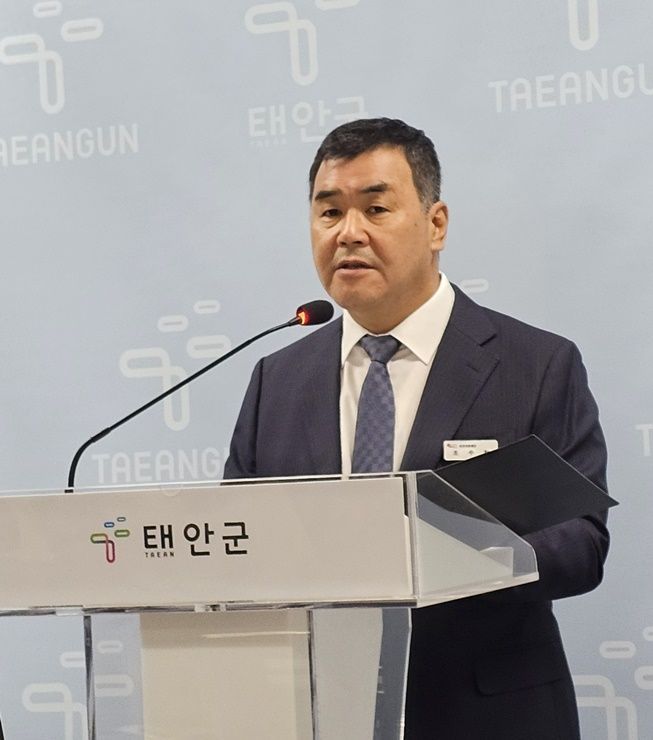 30일 충남 태안군청 브리핑실에서 정례브리핑 중인 조수현 태안군보건의료원장. /태안=최병민 기자