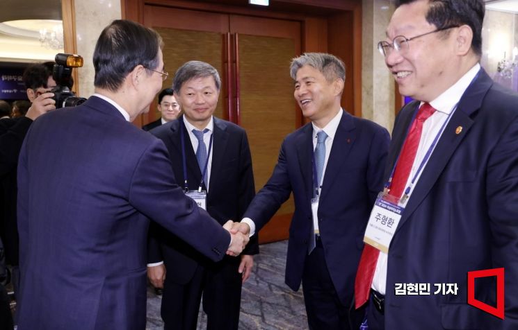 [포토] 인사하는 한덕수 총리와 현상순 회장