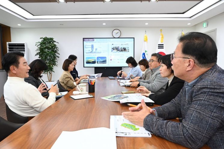 김동근 의정부시장(왼쪽)이 지난 29일 시장실에서 ‘제10차 문화·교육 정책 전략회의’를 진행하고 있다. ＜사진=의정부시＞