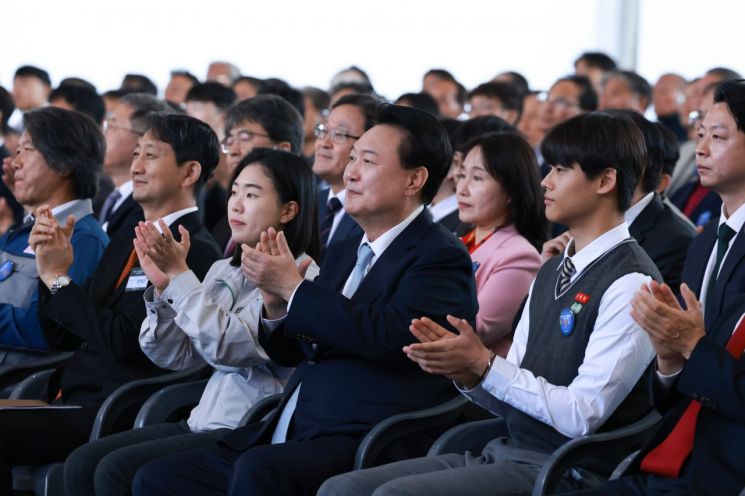 윤석열 대통령이 30일 경북 울진군 한국수력원자력 한울원자력본부에서 열린 '신한울 원전 1·2호기 종합준공 및 3·4호기 착공식'에 참석해 박수치고 있다. [이미지출처=연합뉴스]