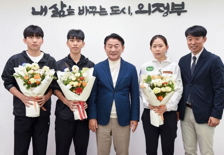 김동근 의정부시장, 국가대표 선발 빙상팀 김민선 등 격려