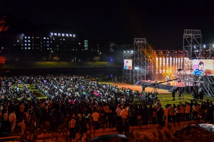 영주시가 1일 ‘영주장날 농특산물대축제’를 개최한다.(사진은 지난해 대축제 현장)