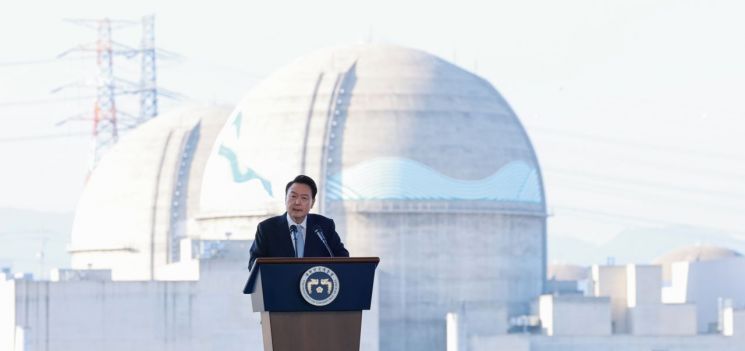 윤석열 대통령이 30일 경북 울진군 한국수력원자력 한울원자력본부에서 열린 '신한울 원전 1·2호기 종합준공 및 3·4호기 착공식'에서 축사를 하고 있다. 2024.10.30. [이미지출처=연합뉴스]