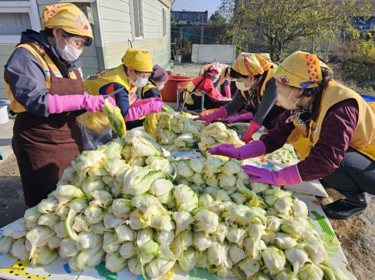 대한적십자사 강원도지사 홍천봉사회는 31일 독거 어르신과 취약계층 80가구를 위한 김장김치 담그기와 함께 물품 나눔 행사를 진행했다. ＜사진 제공=홍천군청＞