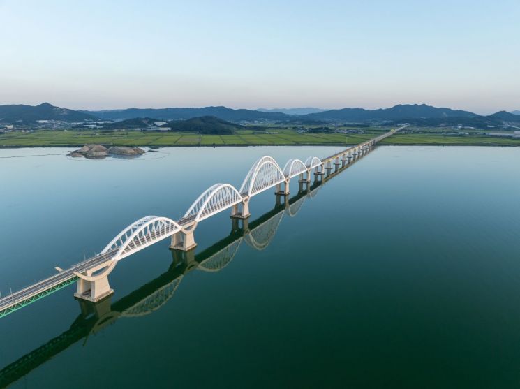 서해선(아산호 횡단) 아산고가 아치교 모습 / 이미지제공=국토교통부