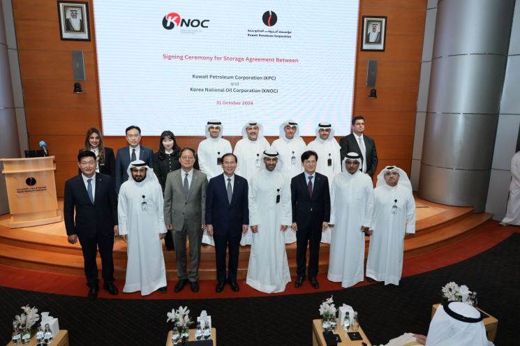 한국석유공사 김동섭 사장(첫번째줄 왼쪽에서 4번째), KPC Sh. Nawaf Saud Al-Sabah 회장(오른쪽에서 4번째), 박종석 주쿠웨이트 한국대사(왼쪽에서 3번째) 등 서명식 참석자들이 공동비축 서명 후 기념촬영하고 있다.