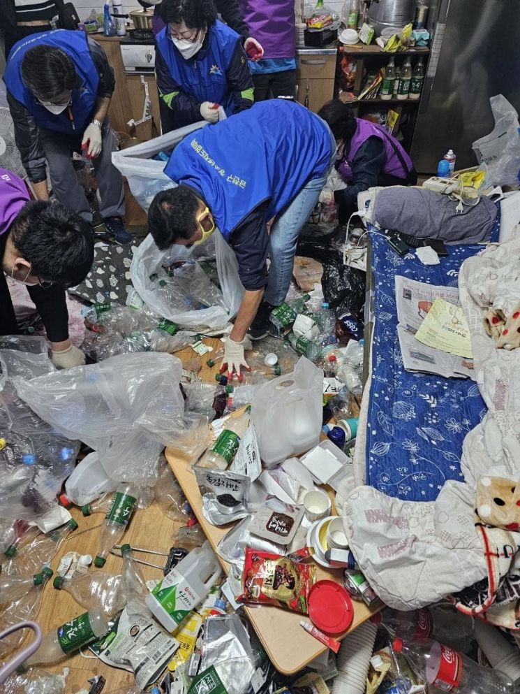 쓰레기 더미 속 희망의 손길... 금천구, 저장강박 의심 가구 주거환경 개선