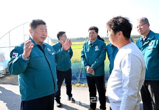 김경일 파주시장(왼쪽)이 지난달 31일 대성동마을을 찾아 주민과 북한의 대남확성기 방송 피해 상황에 대해 이야기를 나누고 있다.＜사진=파주시＞