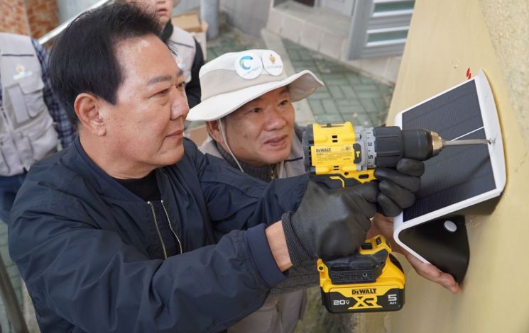 경북개발공사, 울릉도서 태양광 LED 벽부등 설치 봉사활동…남진복 경북도의원도 참여