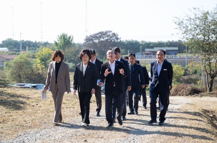 강정애 국가보훈부장관과 대학생으로 구성된 보훈외교단이 지난달 31일 한국전쟁의 희생을 되새기고자 연천 유엔군 화장장을 방문하고 있다. ＜사진=연천군＞