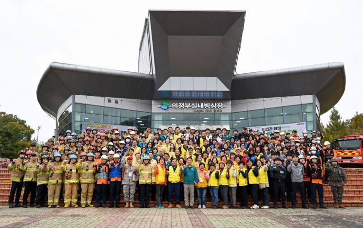 김동근 시장이 1일 ‘2024년 재난대응 안전한국훈련’에 참여해 참석자들과 함께 기념사진을 찍고 있다.＜사진=의정부시＞