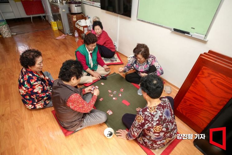31일 서울 영등포구 남성아파트경로당에서 함께 점심식사를 마친 할머니들이 화투 놀이를 하고 있다. 강진형 기자