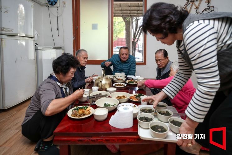 지난해 10월 25일 서울 영등포구 남성아파트경로당에서 어르신들이 함께 모여 점심식사를 하고 있다. 강진형 기자