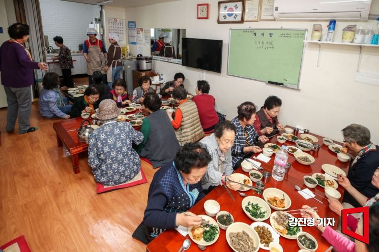 지난해 10월 25일 서울 영등포구 남성아파트경로당에서 할머니들이 함께 모여 점심식사를 하고 있다. 강진형 기자