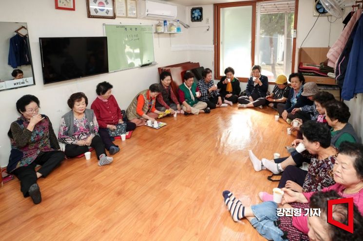 31일 서울 영등포구 남성아파트경로당에서 할머니들이 함께 점심식사를 마친 뒤 커피를 마시며 대화하고 있다. 강진형 기자