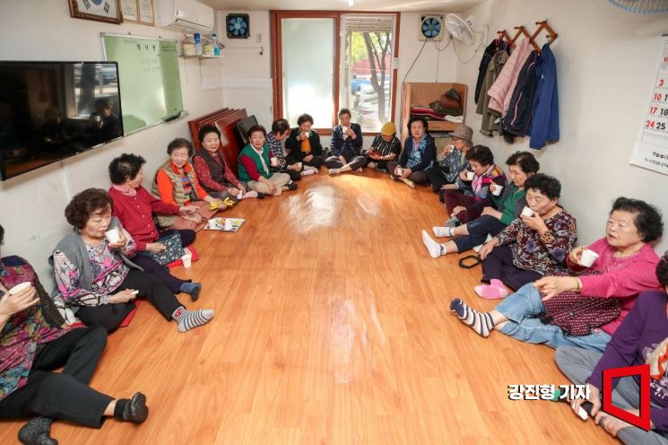 지난해 10월 25일 서울 영등포구 남성아파트경로당에서 할머니들이 함께 점심식사를 마친 뒤 커피를 마시며 대화하고 있다. 강진형 기자