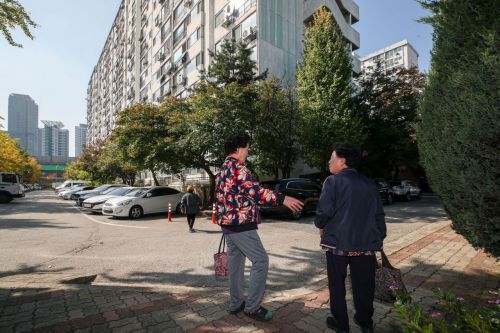 지난해 10월 25일 서울 영등포구 남성아파트에서 민순덕 할머니와 황정규 할머니가 경로당에서 함께 점심식사를 마친 뒤 집으로 이동하고 있다. 강진형 기자