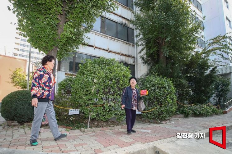 지난해 10월 25일 서울 영등포구 남성아파트에서 민순덕 할머니와 황정규 할머니가 경로당에서 함께 점심식사를 마친 뒤 집으로 이동하고 있다. 강진형 기자