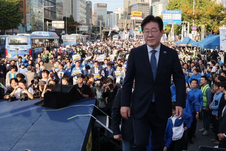 이재명 장외집회서 "불의한 권력 심판…함께 싸우자"